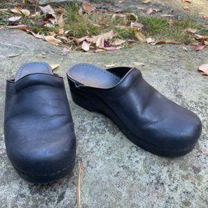 Dansko Sonja Clog- lightly used- size 37- black
